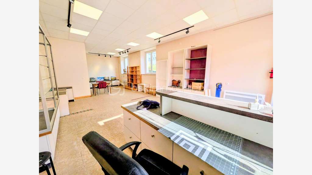 Vente local commercial 51m² à l'entrée de la Mure