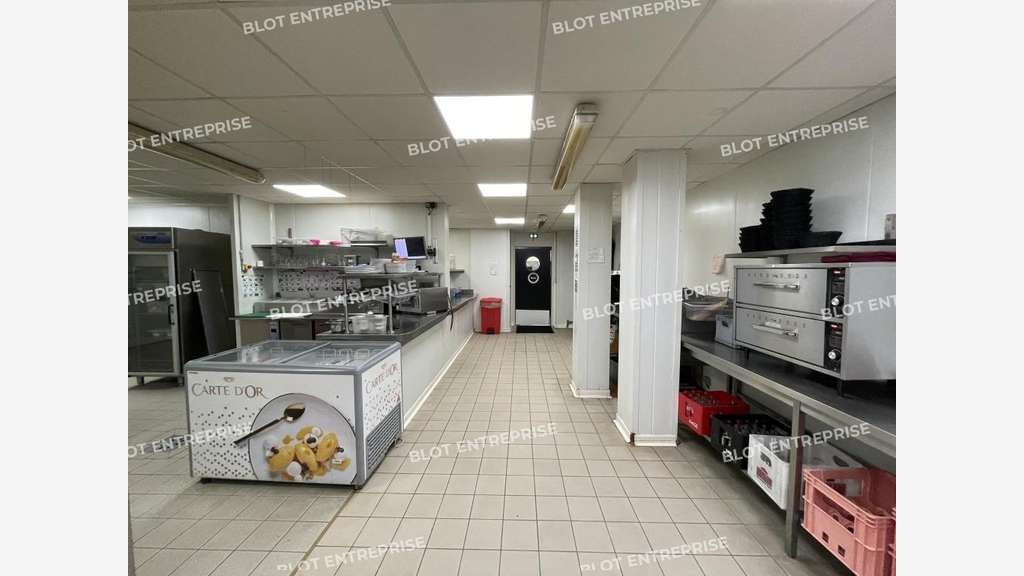 A vendre local commercial 735m² en zc Landerneau