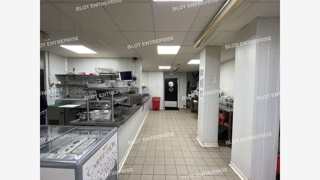 A vendre local commercial 735m² en zc Landerneau