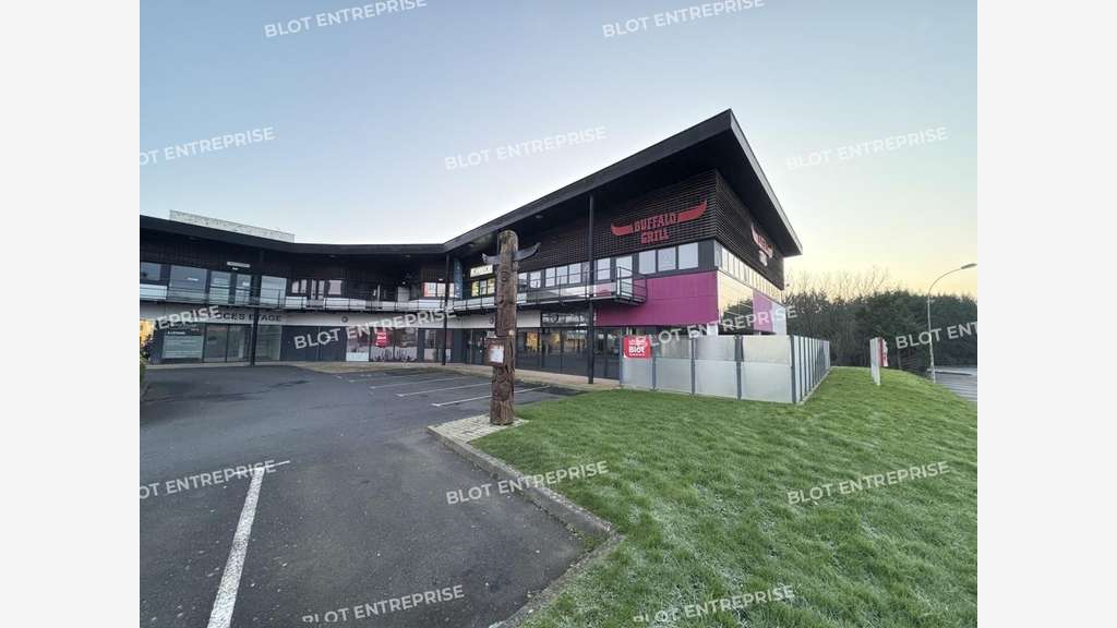A vendre local commercial 735m² en zc Landerneau