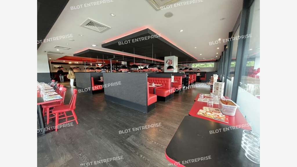 A vendre local commercial 735m² en zc Landerneau