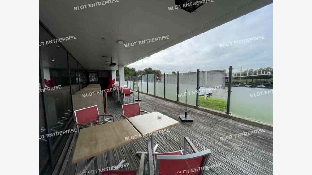 A vendre local commercial 735m² en zc Landerneau