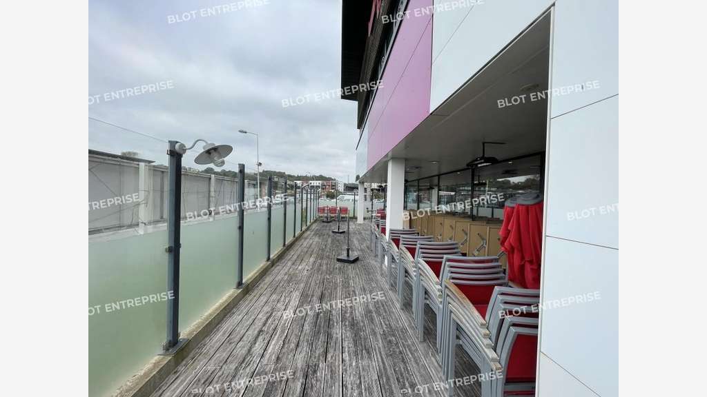 A vendre local commercial 735m² en zc Landerneau