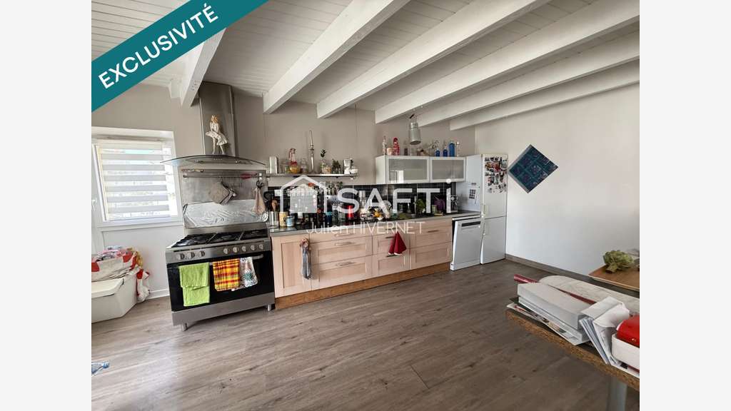 Immeuble mixte avec local commercial et 2 logts