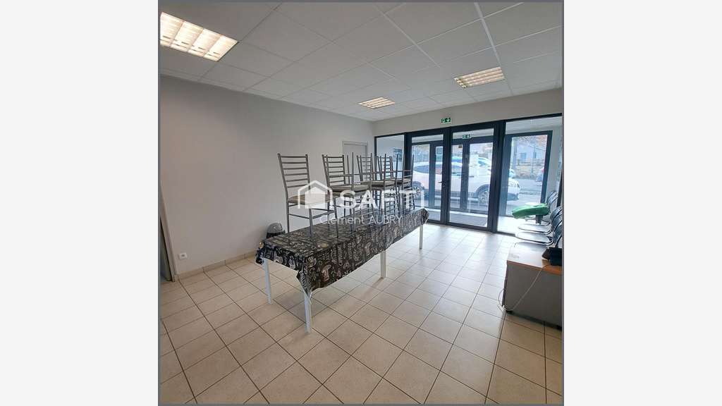 Vente local commercial avec de beaux volumes Laval