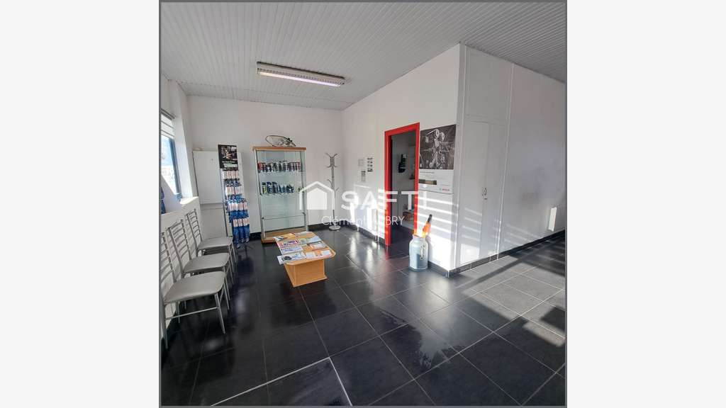 Vente local commercial avec de beaux volumes Laval