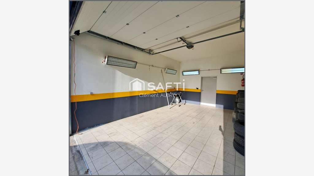 Vente local commercial avec de beaux volumes Laval
