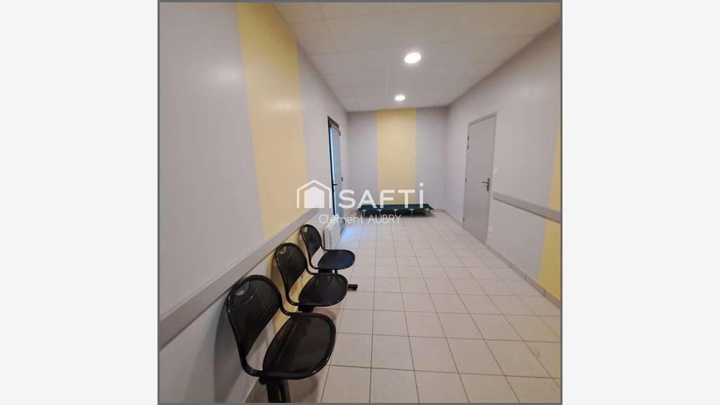 Vente local commercial avec de beaux volumes Laval