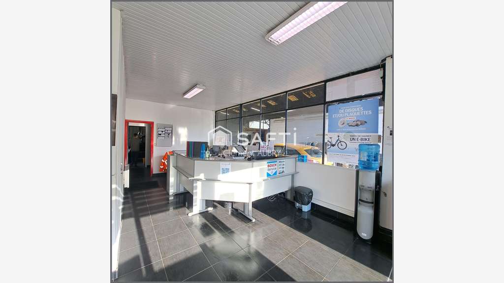 Vente local commercial avec de beaux volumes Laval