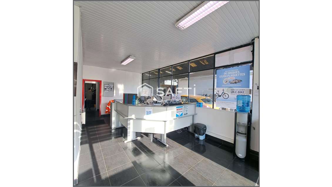 Vente local commercial avec de beaux volumes Laval