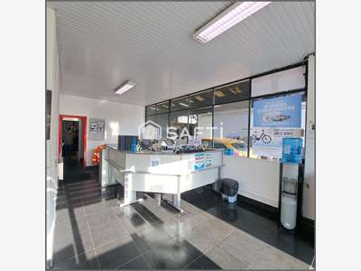Vente local commercial avec de beaux volumes Laval