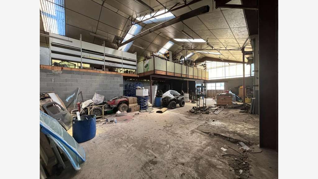 Vente ancien garage avec magasin au Bouchaud