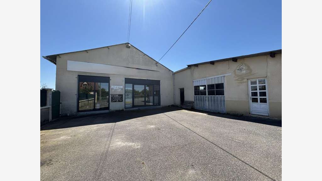 Vente ancien garage avec magasin au Bouchaud