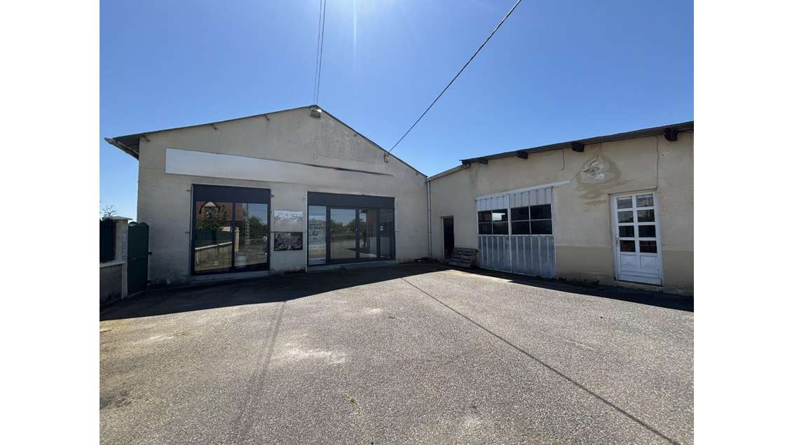 Vente ancien garage avec magasin au Bouchaud 