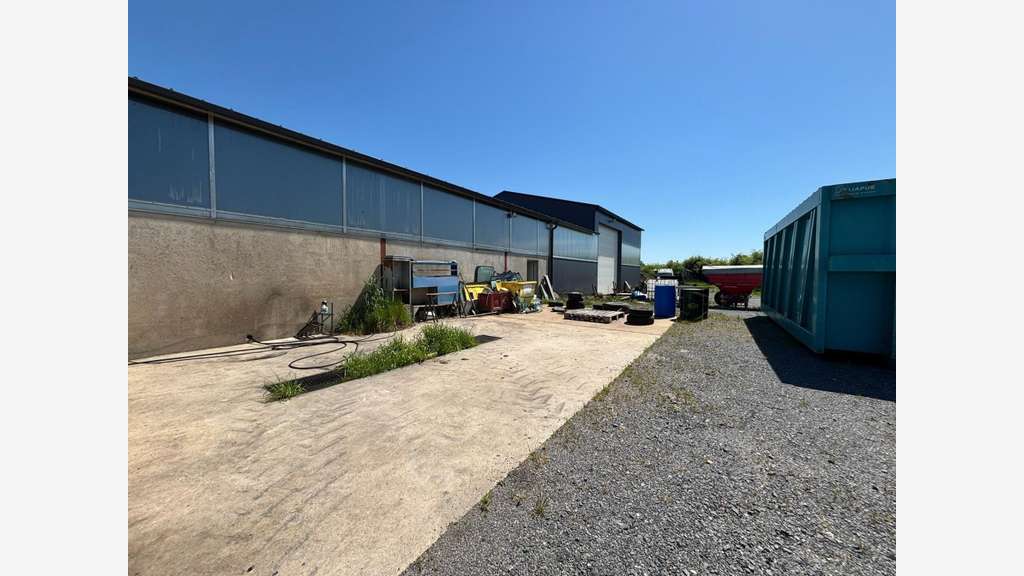 Vente ancien garage avec magasin au Bouchaud