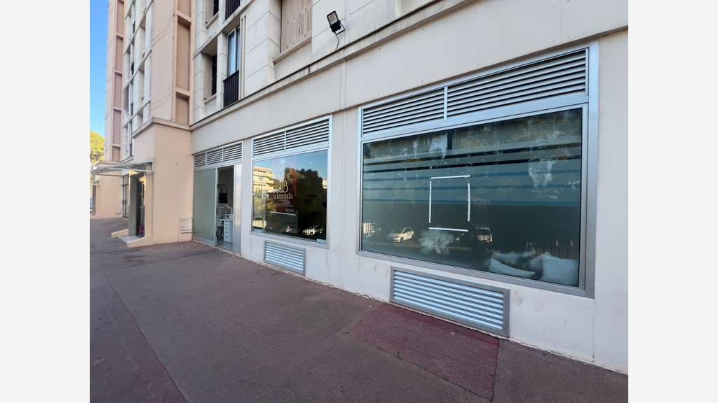 Vente local commercial 62m² au Cannet Rocheville