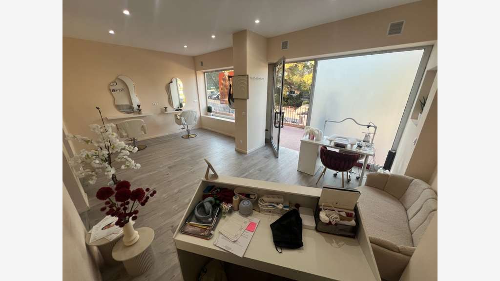 Vente local commercial 62m² au Cannet Rocheville