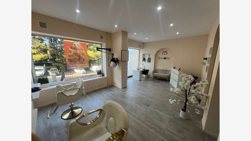 Vente local commercial 62m² au Cannet Rocheville