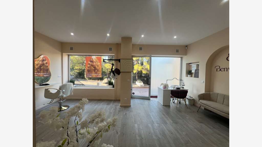 Vente local commercial 62m² au Cannet Rocheville
