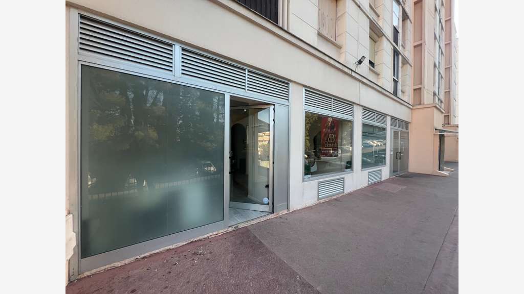Vente local commercial 62m² au Cannet Rocheville