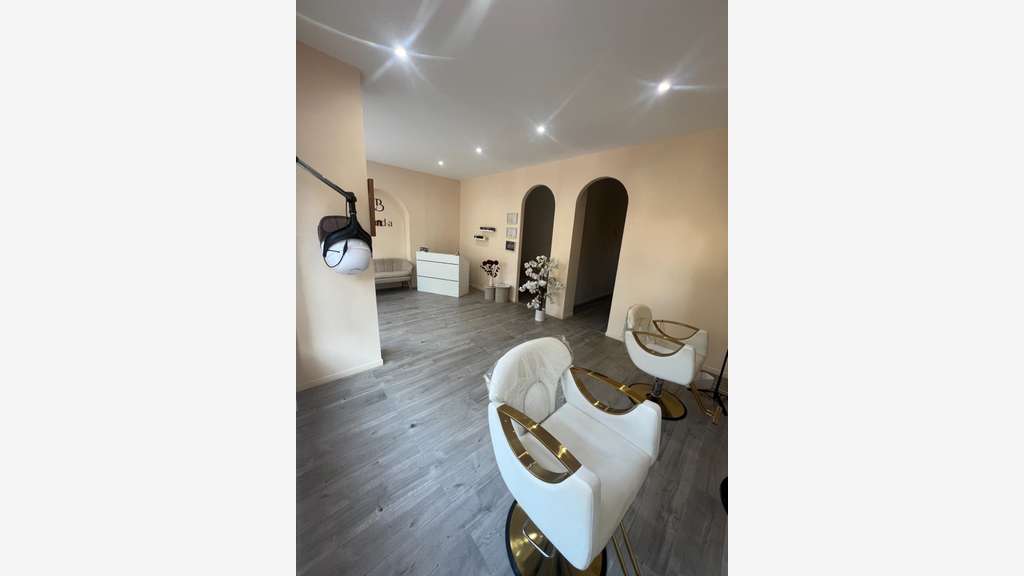 Vente local commercial 62m² au Cannet Rocheville