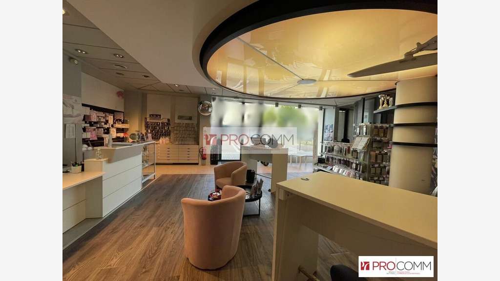 Local commercial 181m² à vendre au Coudray