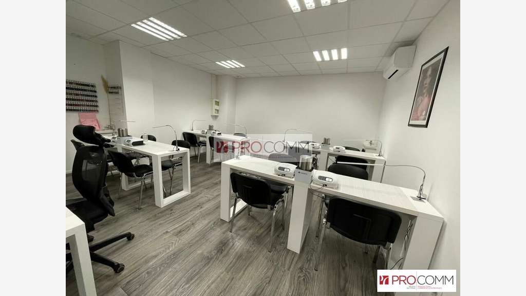 Local commercial 181m² à vendre au Coudray