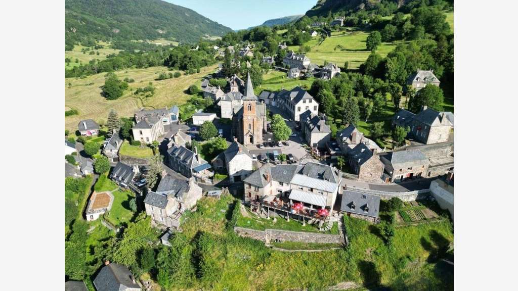 Ensemble hôtelier avec restaurant – Murs et fonds 