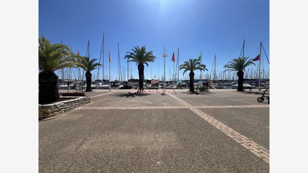 Mur avec appartement à Port Camargue Quai Honneur