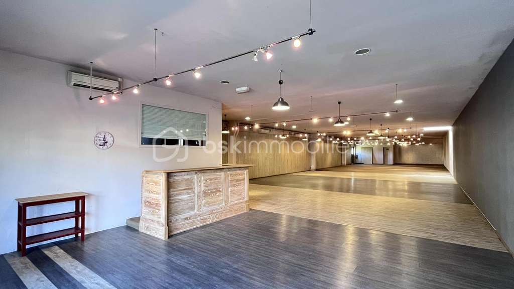 Vente local commercial 1039m² Le Lardin-St-Lazare