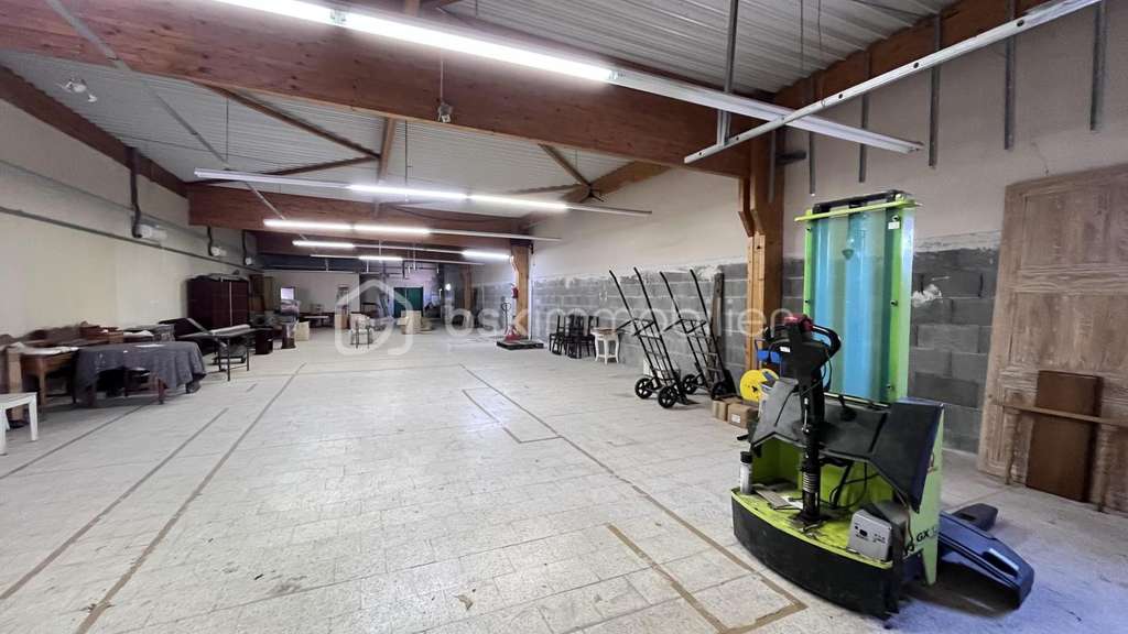 Vente local commercial 1039m² Le Lardin-St-Lazare