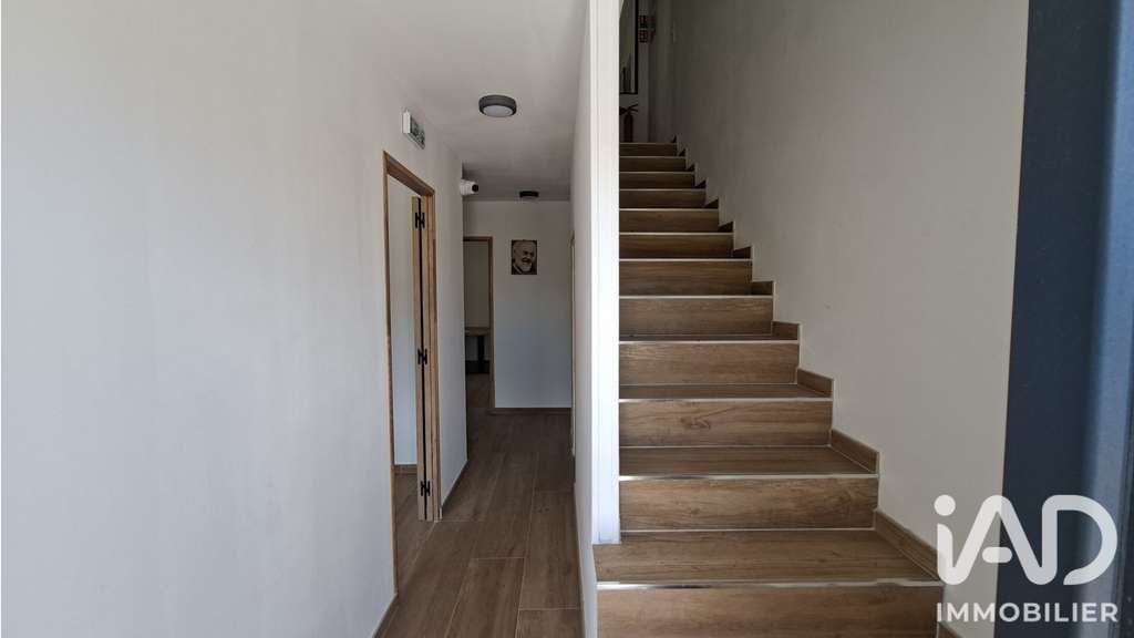 Vente hangar et bureaux 215m² Le Luc accès RD97
