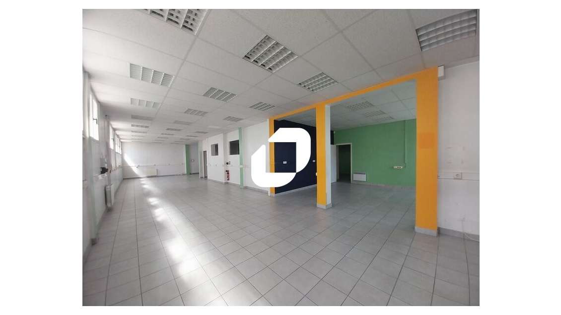 Vente Local commercial 521m² Le mesnil saint denis