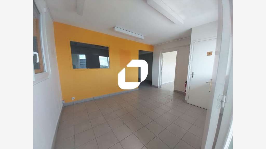 Vente Local commercial 521m² Le mesnil saint denis
