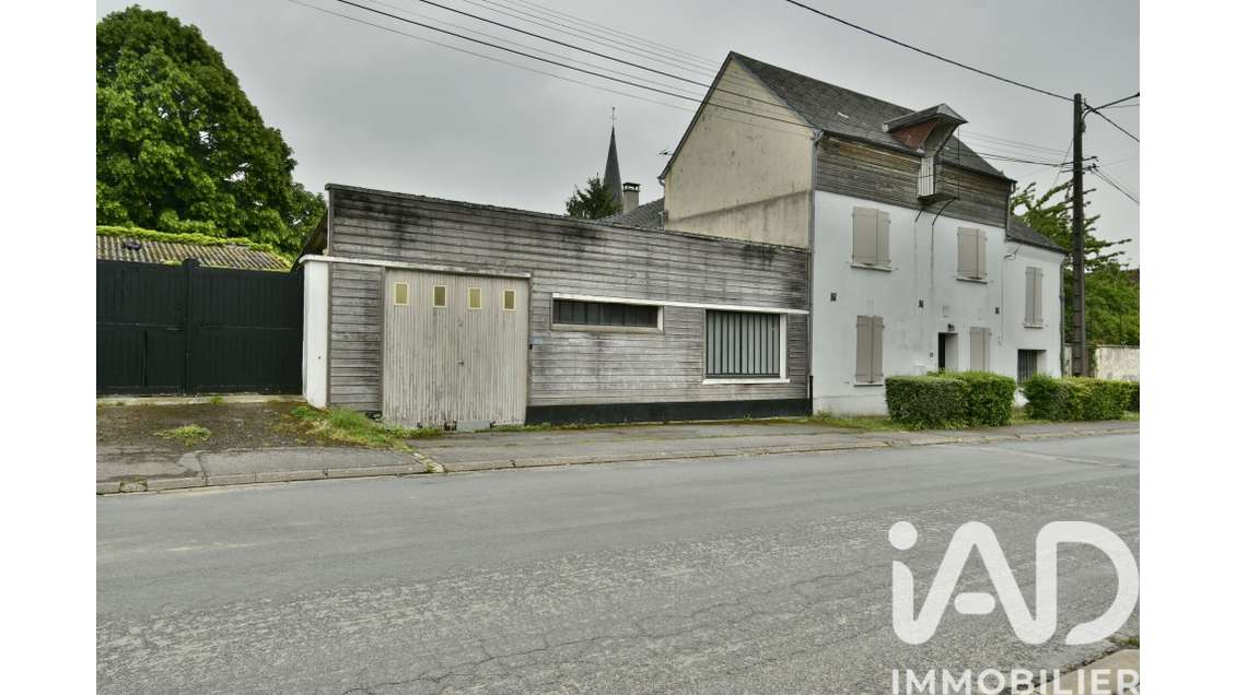 Local professionnel 156m² à Le Mesnil-Saint-Firmin