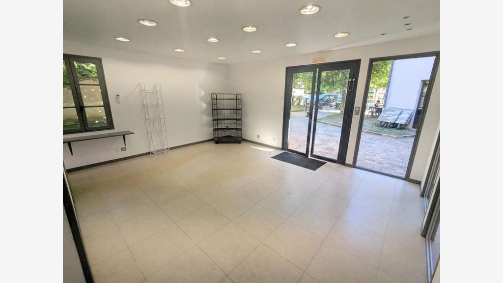 Vente local commercial de 67m² au cœur de Léré