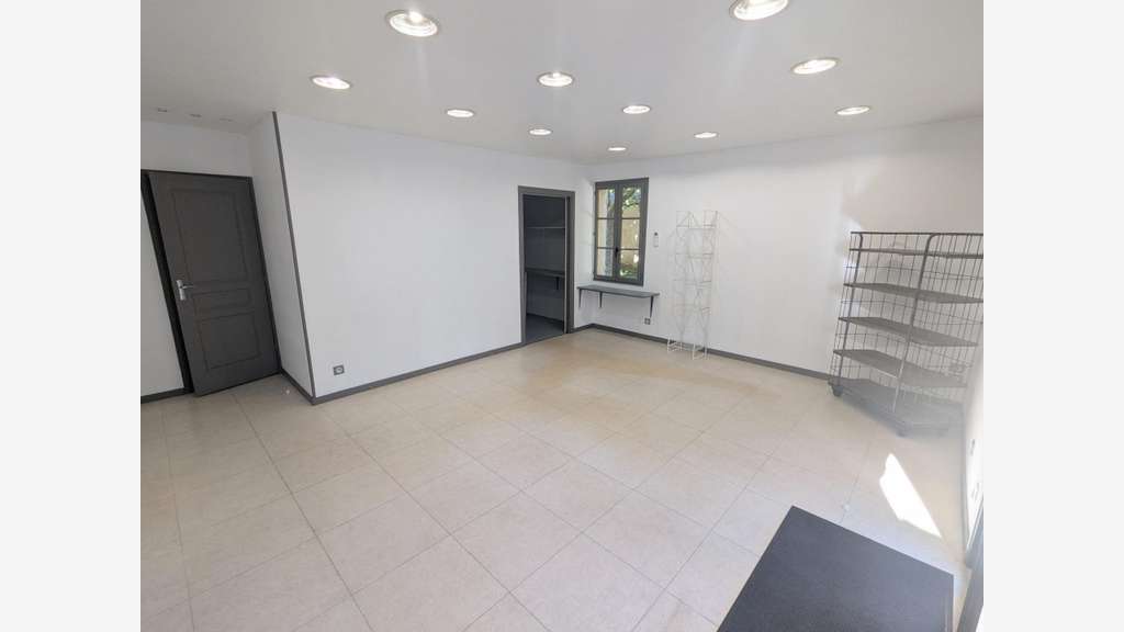 Vente local commercial de 67m² au cœur de Léré