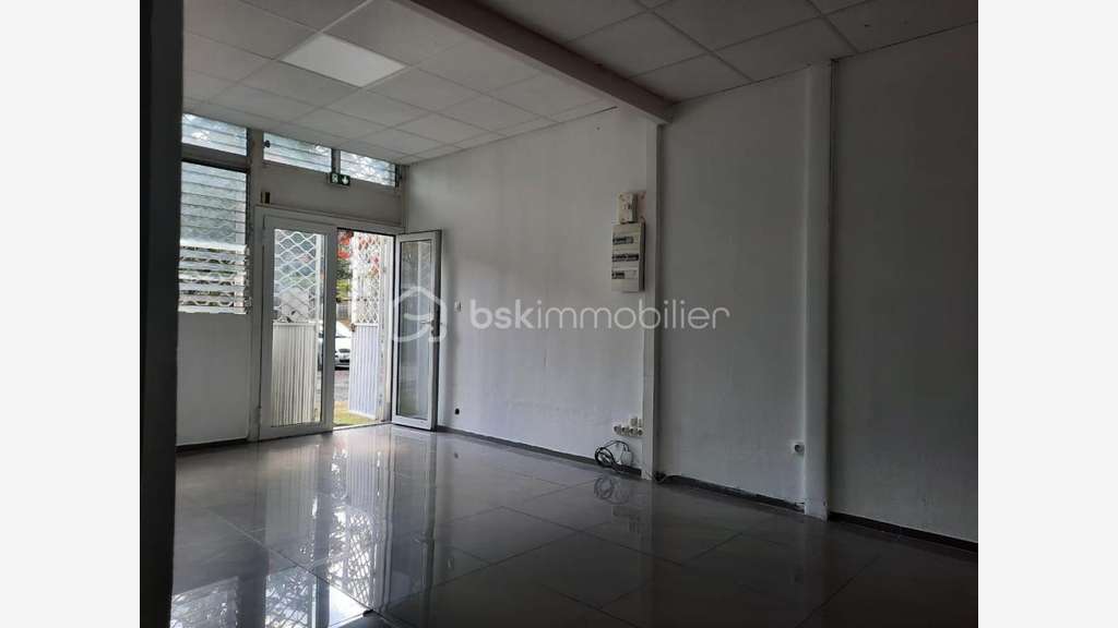 LES ABYMES - LOCAL PROFESSIONNEL DE 58 m²