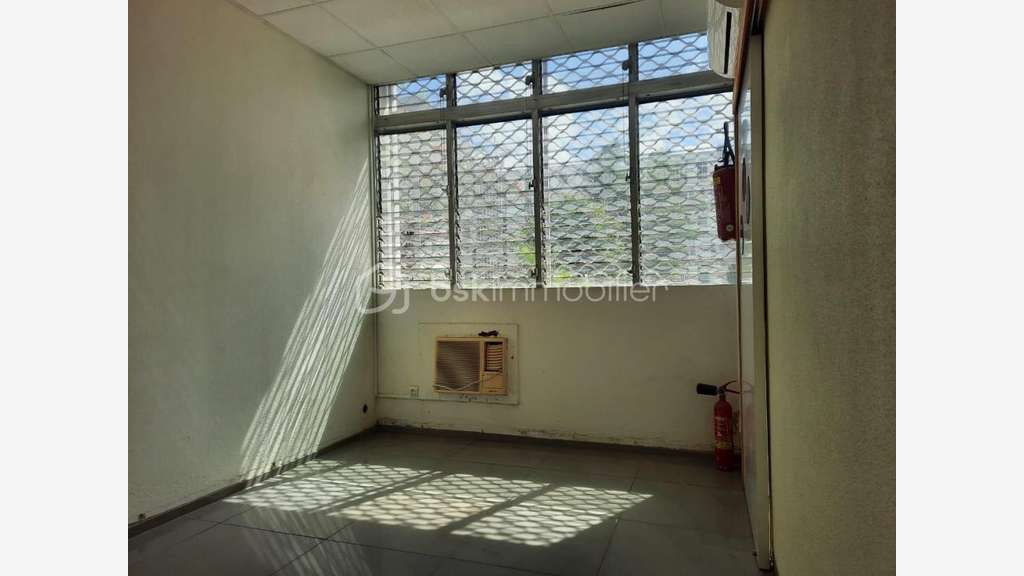 LES ABYMES - LOCAL PROFESSIONNEL DE 58 m²