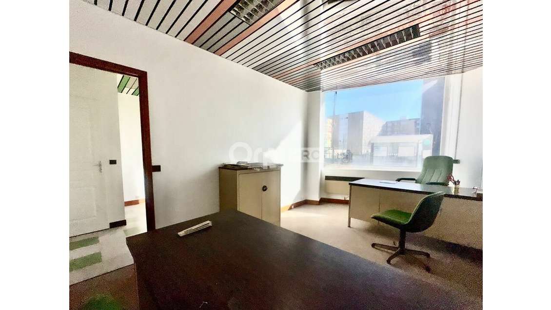 AV murs libres face métro et centre com Les Lilas