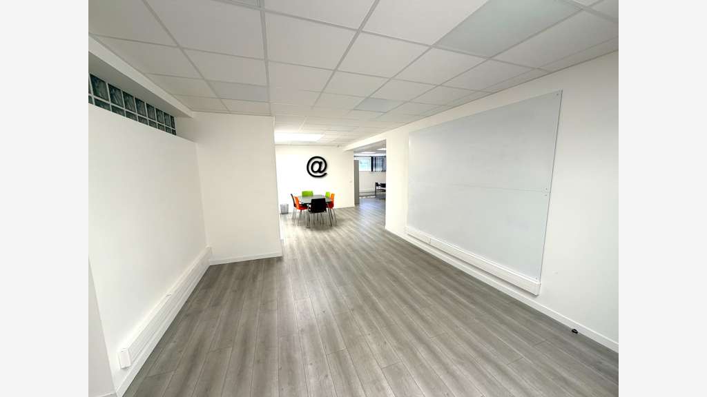 AV bureaux 170m² à Six Fours Empl. N°1 axe passant