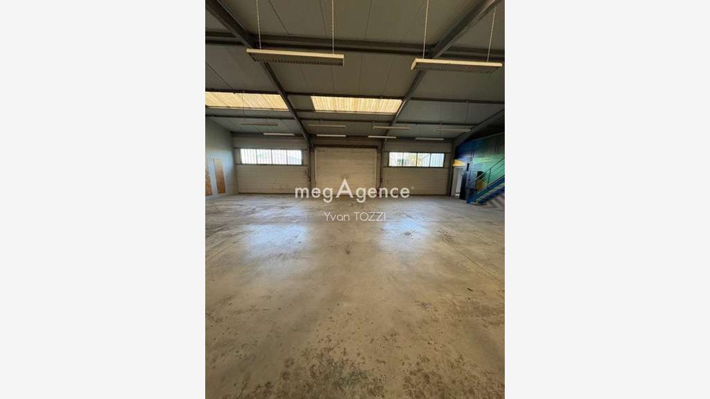 A vendre bâtiment industriel 260m² ZA des Plesses