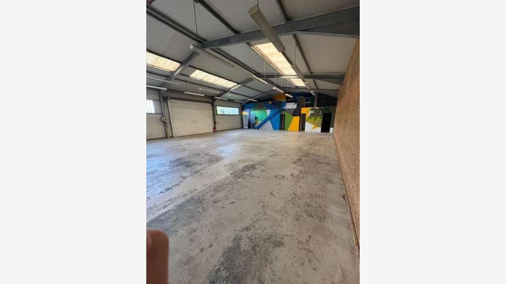 A vendre bâtiment industriel 260m² ZA des Plesses