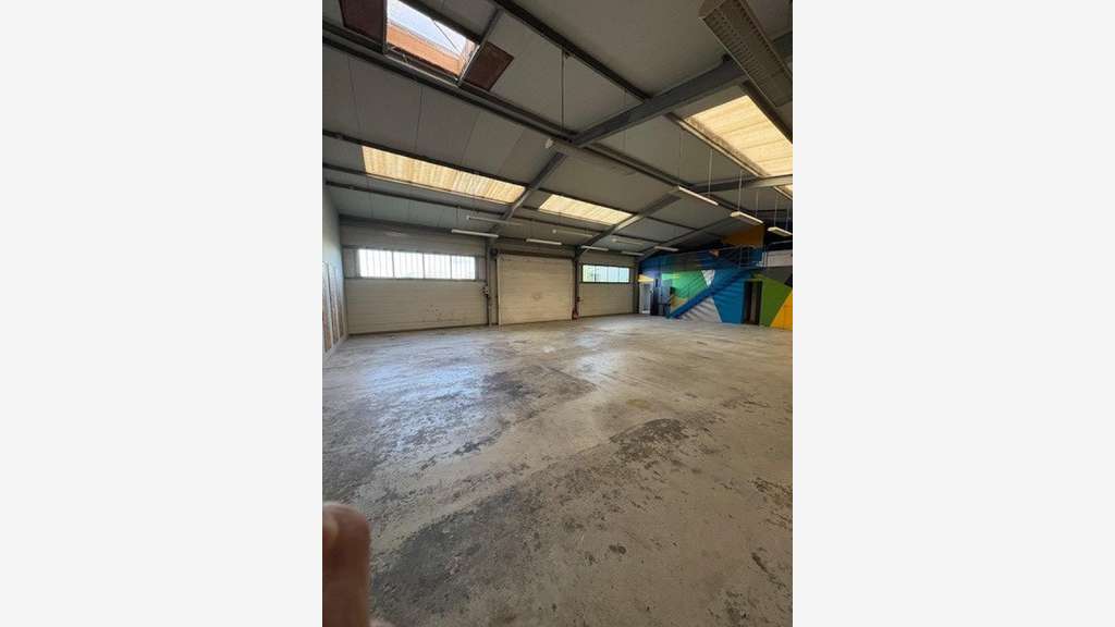 A vendre bâtiment industriel 260m² ZA des Plesses