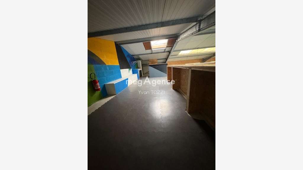 A vendre bâtiment industriel 260m² ZA des Plesses