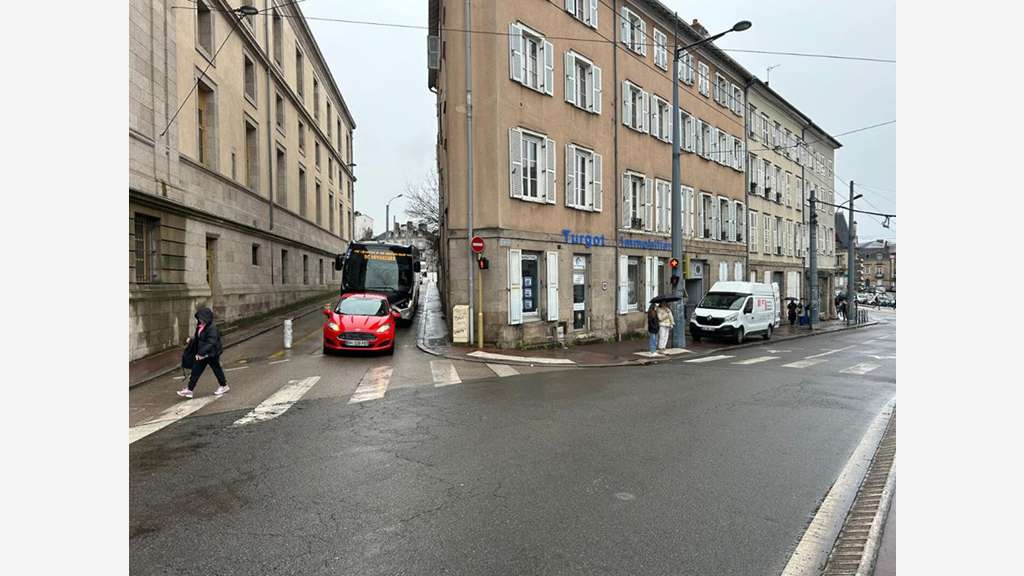 Vente murs commerciaux 64m² Bon état à Limoges