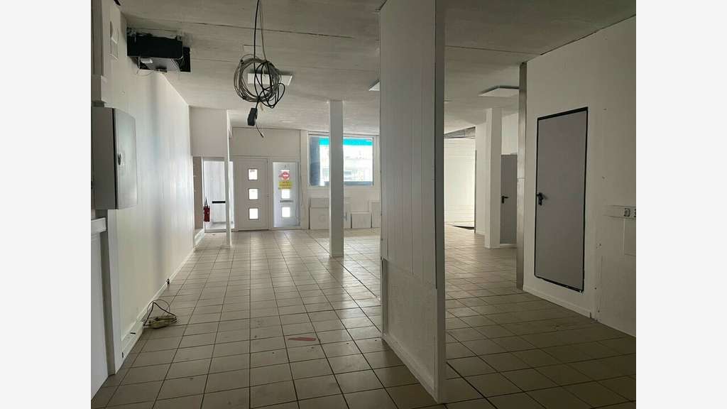 AV local commercial avec sous-sol 125m² à Lorient