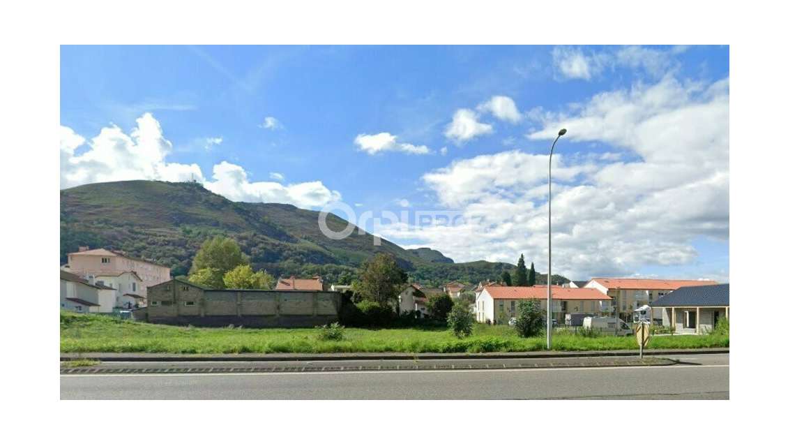 À Vendre local 430m² neuf empl N°1 à Lourdes