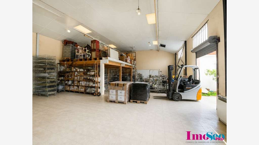Local commercial de 400m² à vendre à Lussac centre