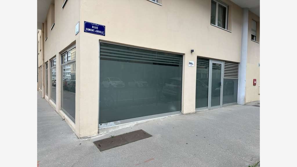 Murs local en angle 70m² à vendre à Lyon 4eme